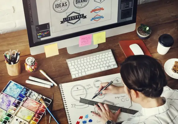 Un visual designer cosa fa? Crea loghi e brand identity, disegnando schizzi e usando software grafici.