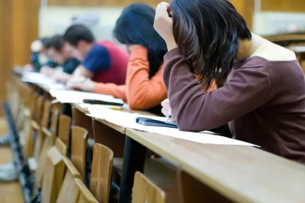 Studenti concentrati durante gli esami Unicusano, come sono? Si scrive, si pensa, si usa la calcolatrice.