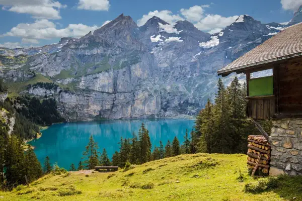 Rifugio alpino con lago turchese e montagne imponenti. Un posto ideale per chi cerca lavoro, vitto e alloggio urgente.