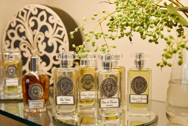 Flaconi di profumo San Simone, un invito a scoprire come diventare profumiere. Note olfattive che evocano la natura.