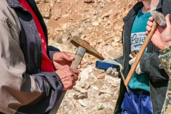 Un geologo cosa studia? Rocce e minerali, con martello e smartphone per documentare le scoperte sul campo.
