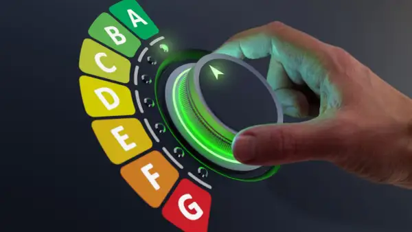 Regolazione dell'efficienza energetica con un quadrante. Un energy manager stipendio elevato è legato alla sua capacità di ottimizzare i consumi.