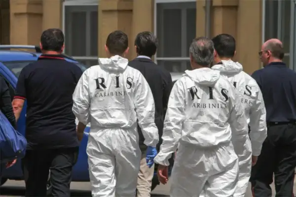 Personale della polizia investigativa RIS Carabinieri in tute bianche, pronti per un sopralluogo.